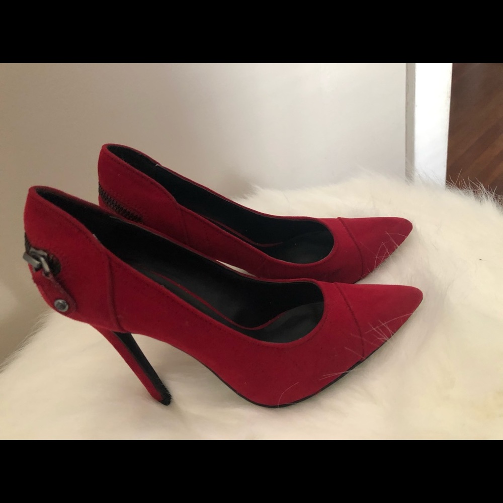Guess point heel
